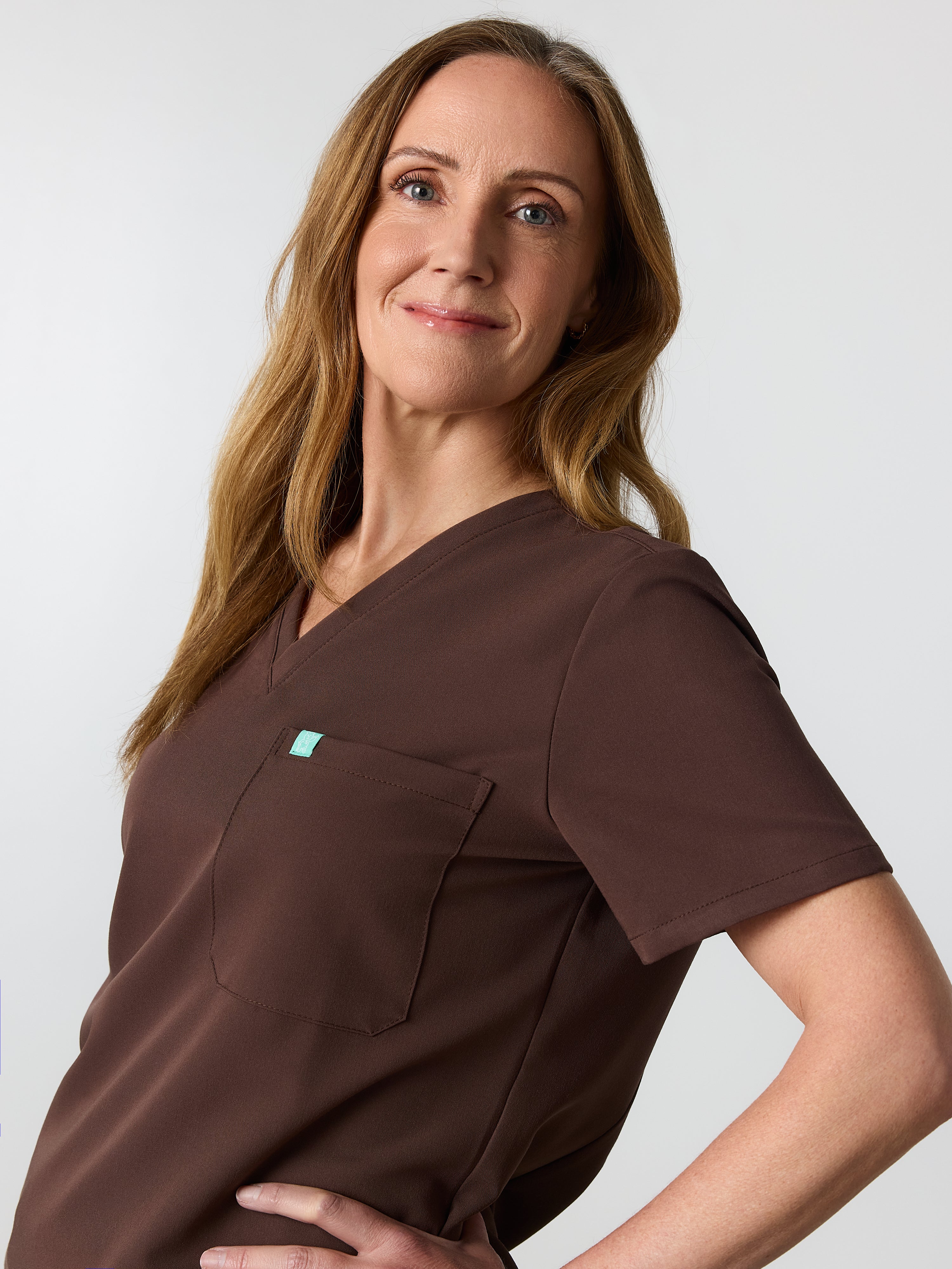 GABRIELLE RE-GARDE™ - CHOCOLATE - Blusa Quirúrgica de un Bolsillo - SILVADUR™